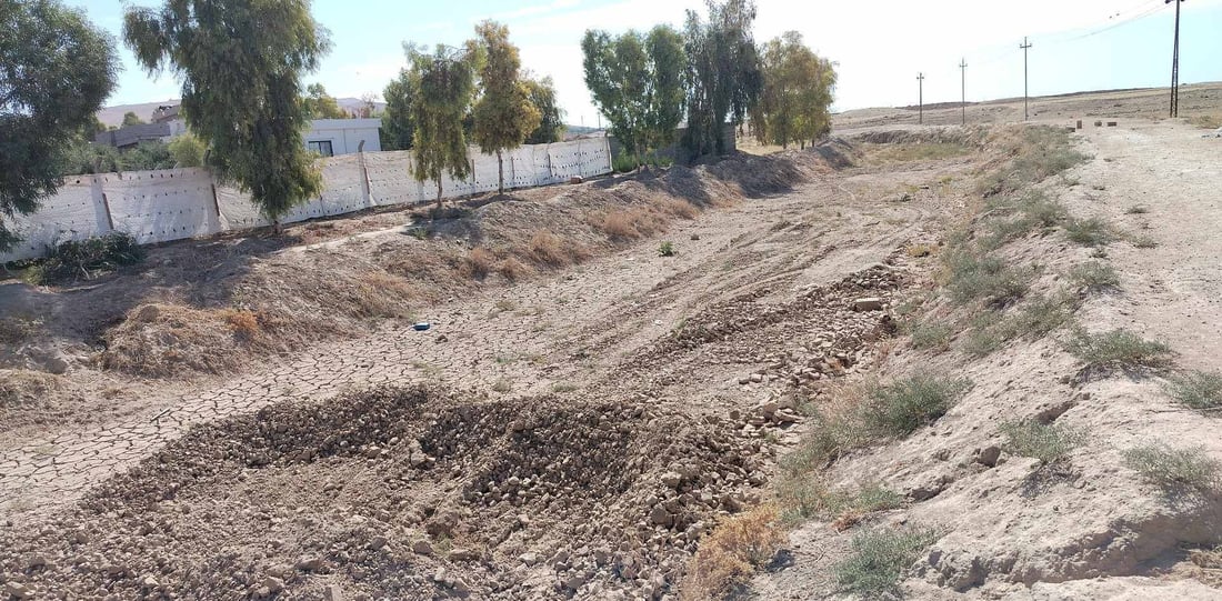 مەخمور بە خاوێنكردنەوەی “سەددە”كەی خۆی لە لافاو دەپارێزێت