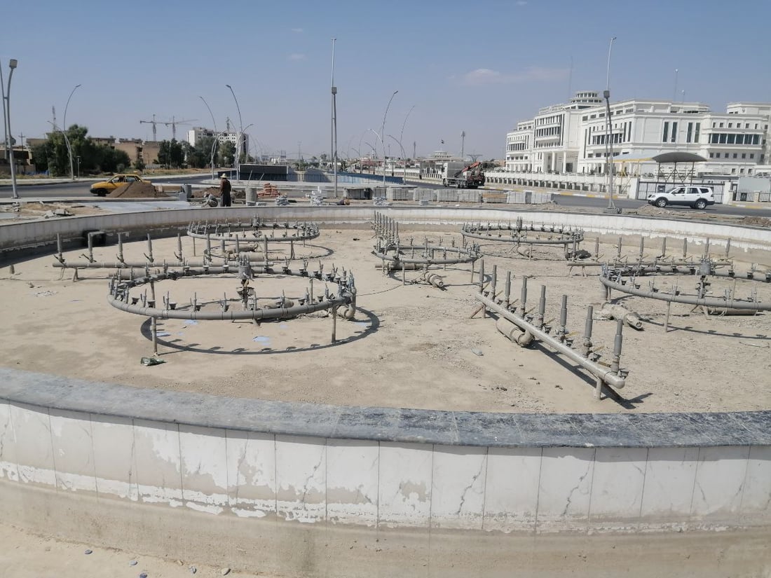 كركوك تحل أزمة النفايات في “فلكة النافورة” بطمر حديقتها بالصب والمرمر (صور)