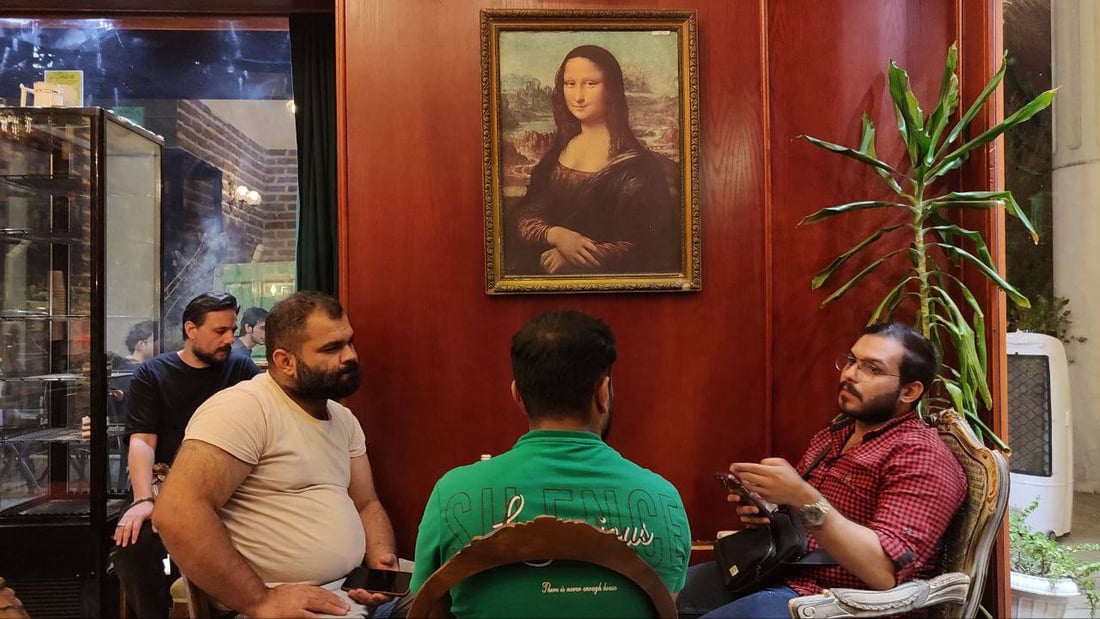 صور: لا أحد يكسر وحشة شارع الرشيد والظلمة إلا “مشمشة وZaza”