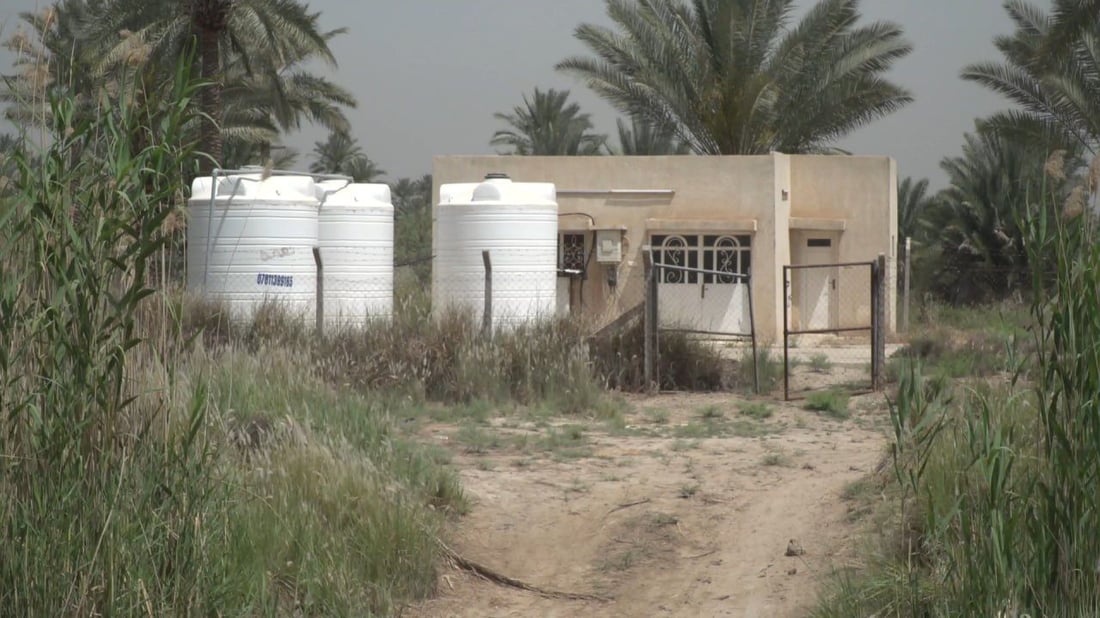 صور: سيدات بابل ينقلن الماء بـ”الجليكانات” منذ أسبوعين.. والكهرباء تعد بخط طوارئ