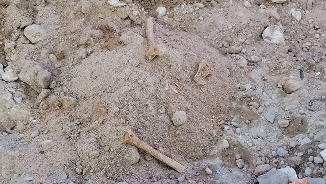 العثور على عظام بشرية وجرار أثرية خلال حفر المجاري جنوبي النجف