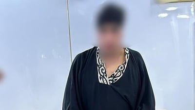 صور: القبض على رجل متنكر بزي امرأة يستدرج أصحاب “التكاسي” ويسرقهم