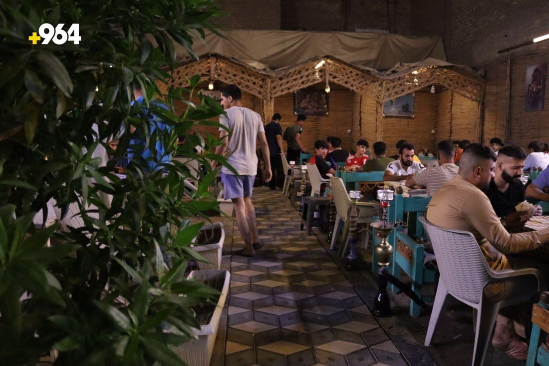 ماذا نفعل قبل الشتاء.. صاحب مقهى الريف في الحرية يشرك زبائنه في حوار ديمقراطي!