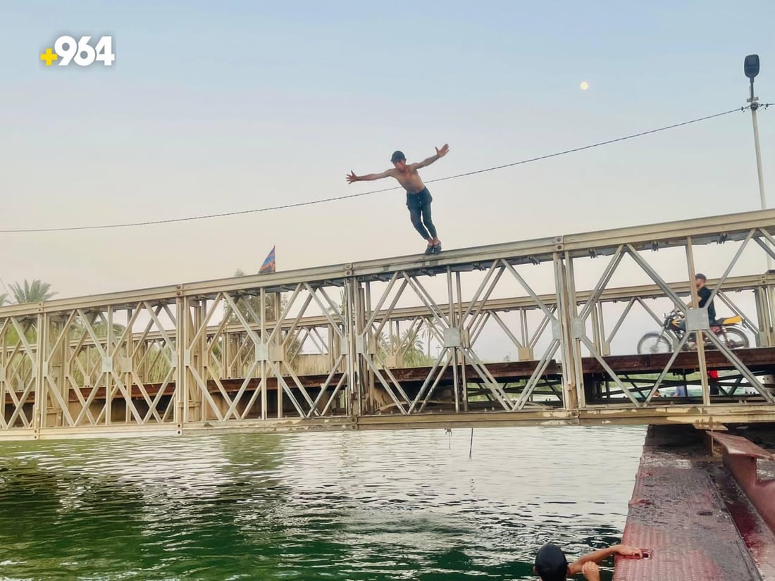 شباب البصرة يختمون عاشوراء بالعوم في الفرات.. والقفز بهلواني من أعلى الجسر (صور)