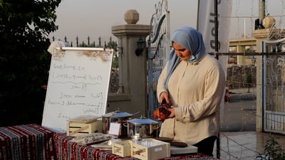 فيديو: فاطمة تستدعي “عظامة” الموصل إلى مطبخها.. “تمن وقيمة تضاهي الأصل النجفي”