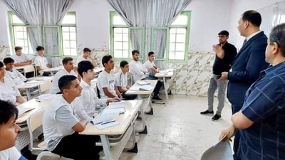 مدير مدرسة يتبرع بثلث راتبه لمن يدرس الكيمياء والإنكليزي في قلعة صالح