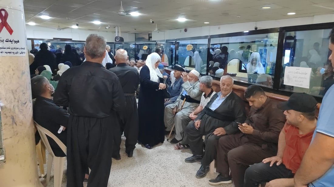ازدحام في مصارف كردستان مع بدء صرف الوجبة الأولى من رواتب شهر أيار
