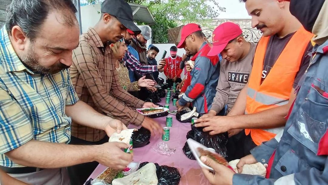 بمبادرة من سيدة.. وجبة كباب لعمال آلتون كوبري والفرحة الكبرى عند التثبيت (صور)