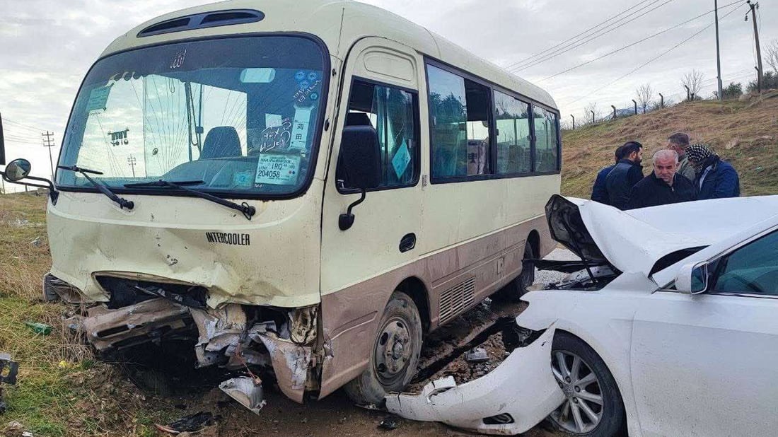 کۆبوونەوەی ئاو لەسەر شەقام پاسێک و ئۆتۆمبێلێکی بەیەکداکێشا