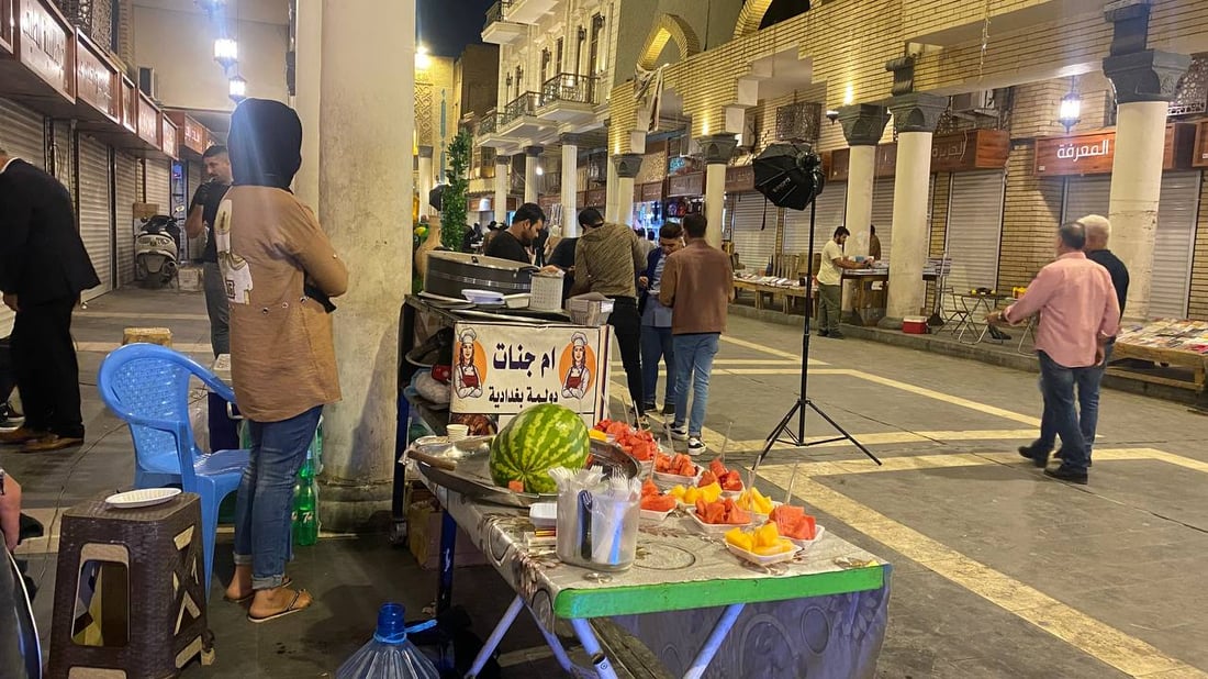 صور: ليل المتنبي لا يقل جمالاً عن نهاره.. باعة إندومي ودولمة وجبس نيتروجين!