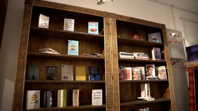 “خميعة” في مقهى الرصافي.. الفهداوي نقل شارع المتنبي بأغانيه إلى الرمادي (فيديو)