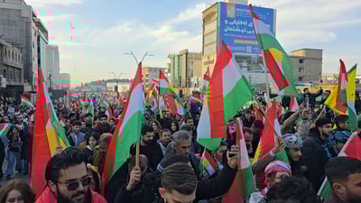 هەمووان بە یەک دەنگ هاوار دەکەن و هەڵدەپەڕن