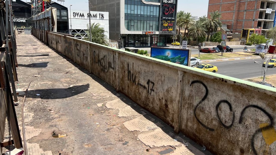 صور مقلقة لجسر المشاة في شارع فلسطين.. لا يستخدمه المارة