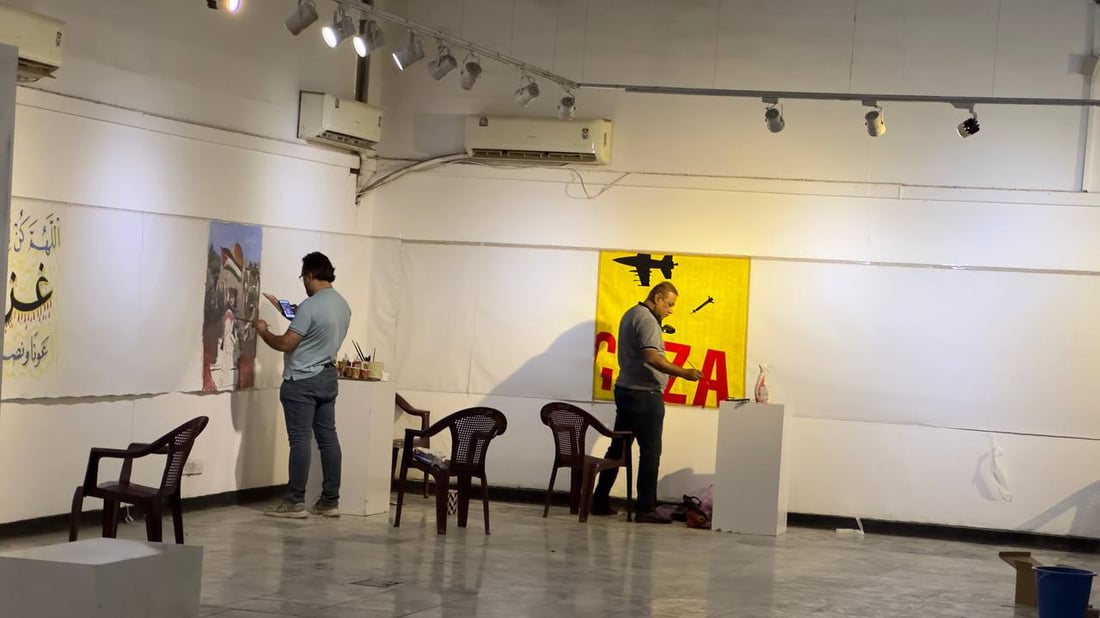 صور من مهرجان “كلنا غزة” في بغداد.. جدار لوحات جسد الدمار وجمال فلسطين أيضاً