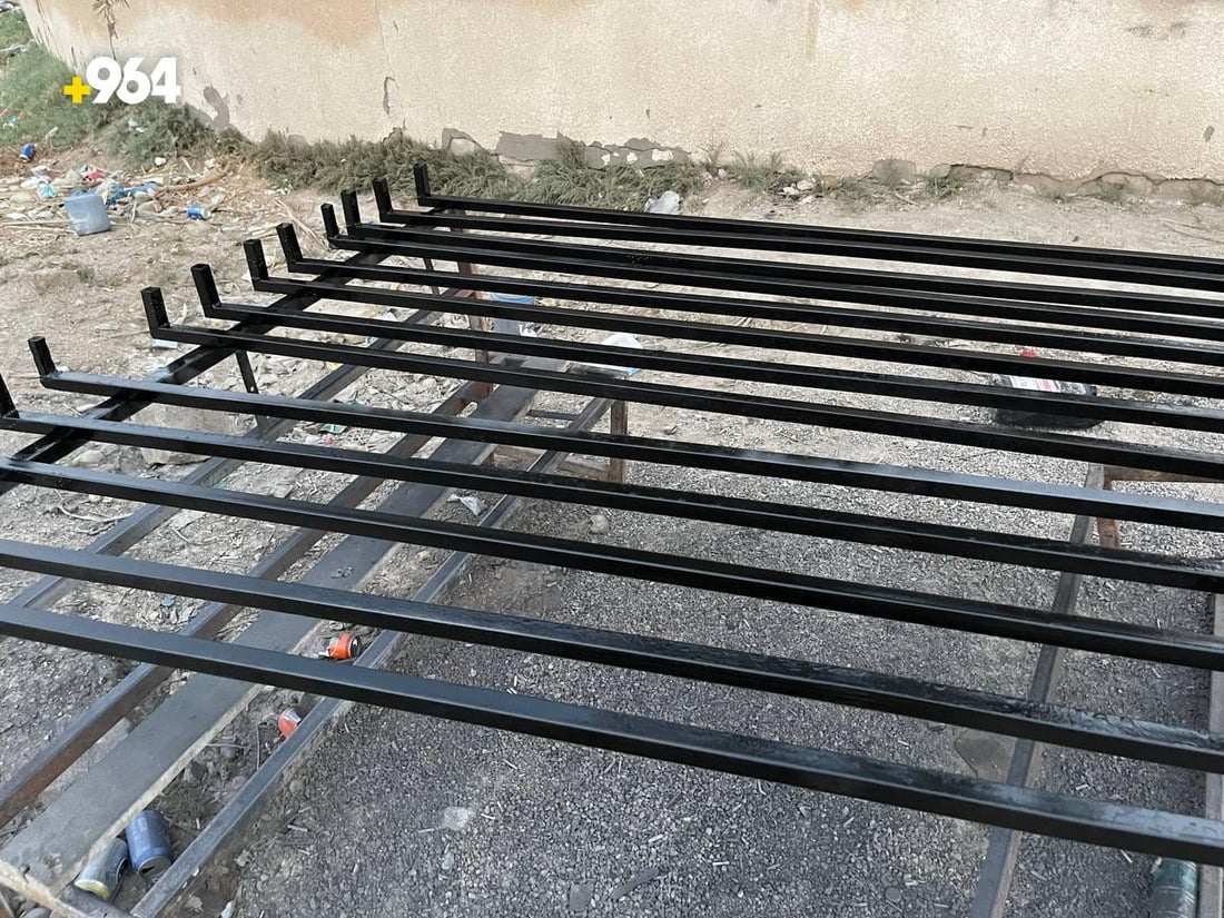 صور من القرنة: “سيف” يلحم هياكل مواكب الفقراء ويصبغها مجاناً