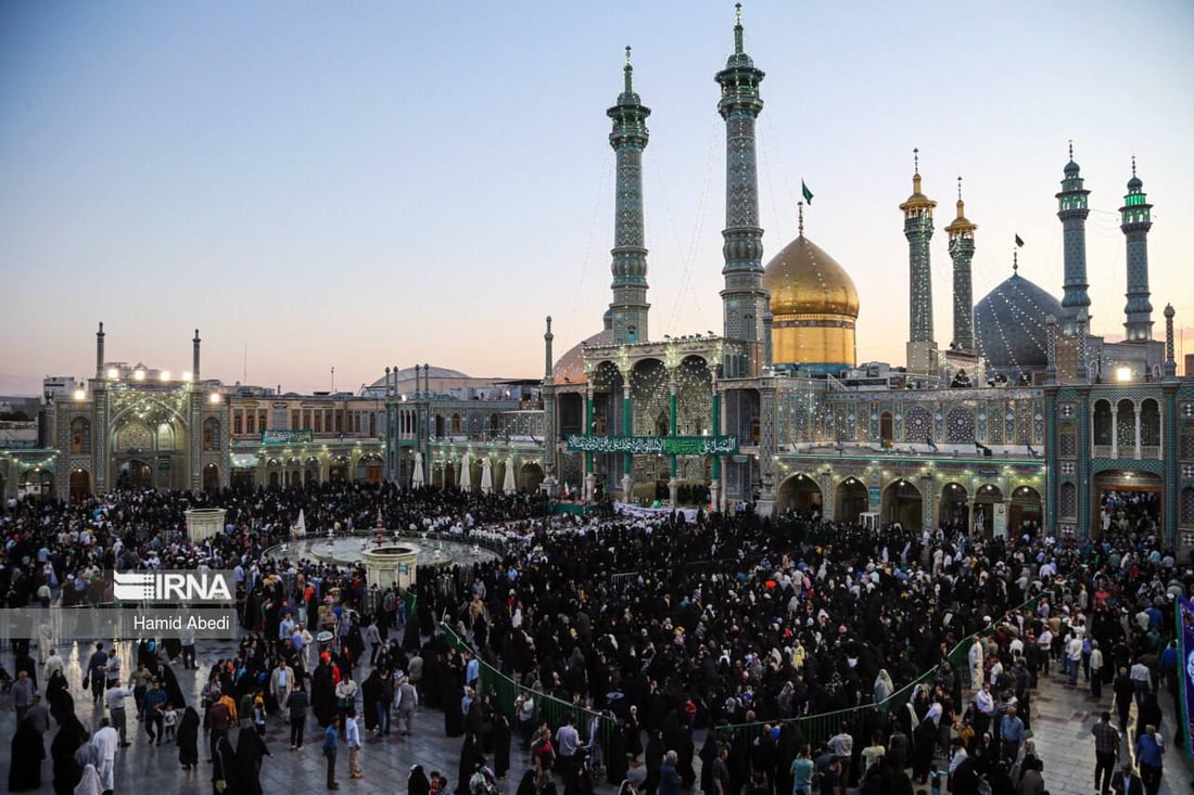 صور من حرم السيدة معصومة.. سيدات إيرانيات يتضرعن بالبكاء لسلامة رئيسي