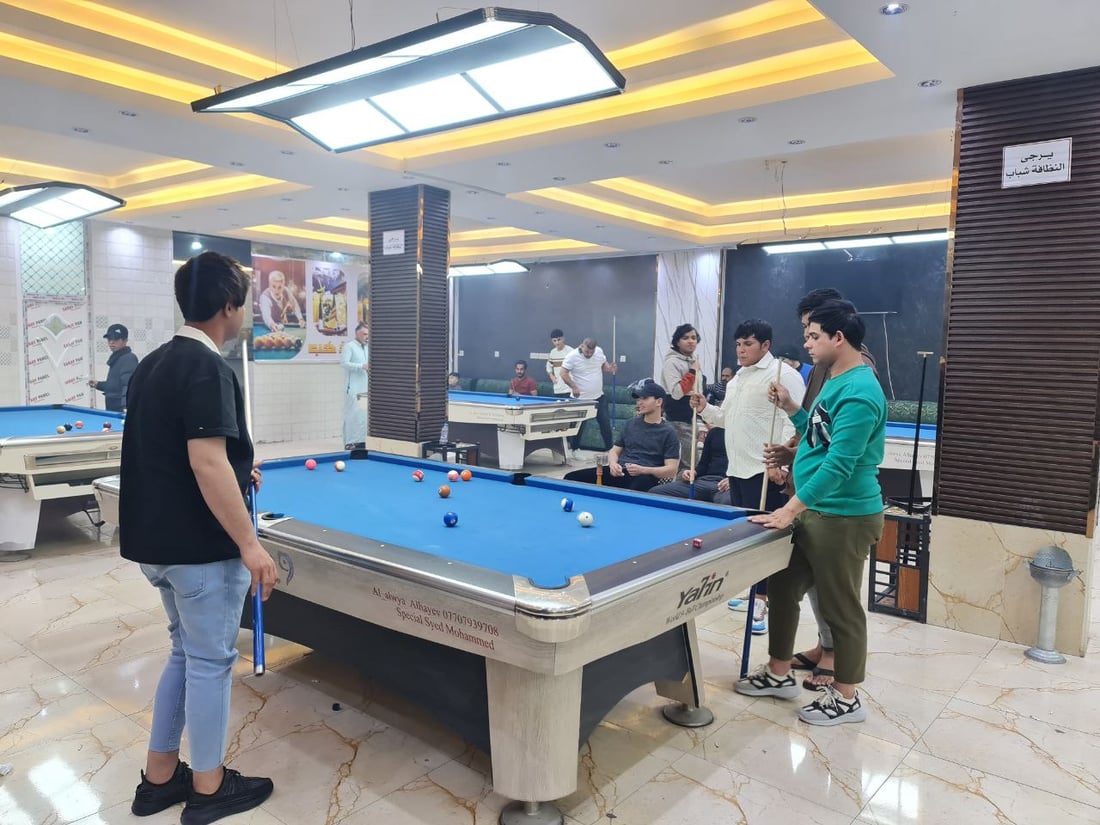 شباب السماوة يلعبون البليارد حتى الصباح.. بطولة حماسية في حي الحسين (صور)