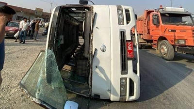 انقلاب حافلة تقل طلبة على طريق الموصل أربيل وإصابات طفيفة (صور)