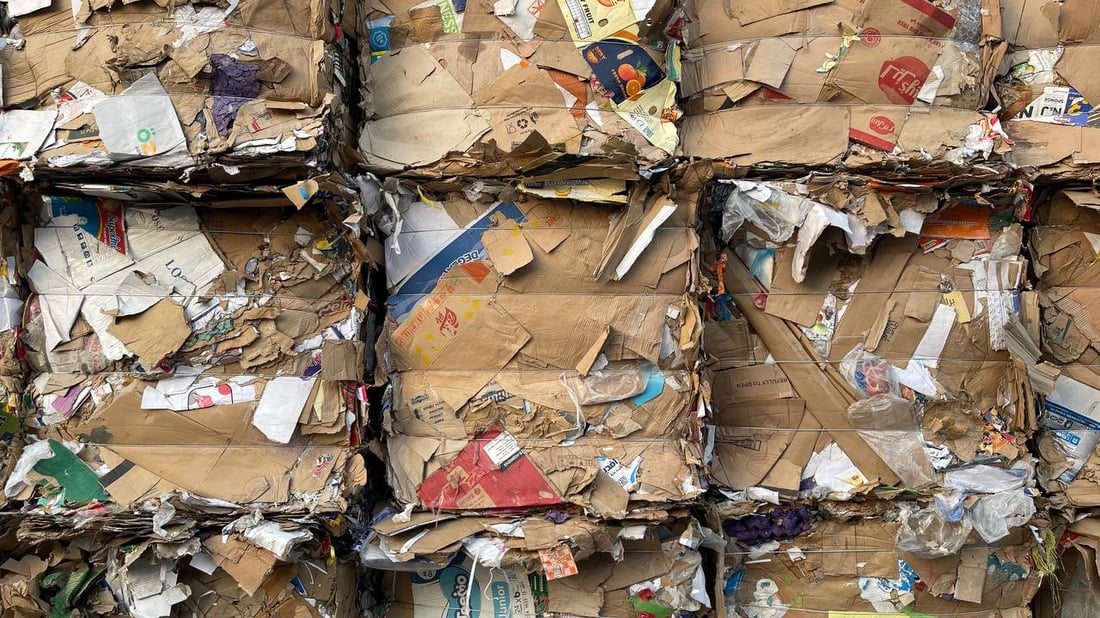 مدينة الصدر تصدّر أطنان الكارتون إلى كردستان.. صور من مكبس قطاع 1