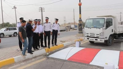 طلاء بـ”الفسفوري”.. مرور ديالى “تصحح الموقف” بعد المطبات الخطيرة (صور)