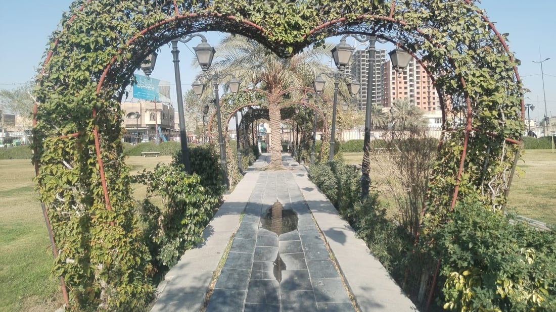 صور: تعليق عبارة “محمية بموجب القانون” على أشجار بغداد في السيدية والبياع