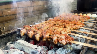 فيديو: أربيل تعشق هذه الأجنحة.. يلماز التركي يتفنن باللحم العراقي