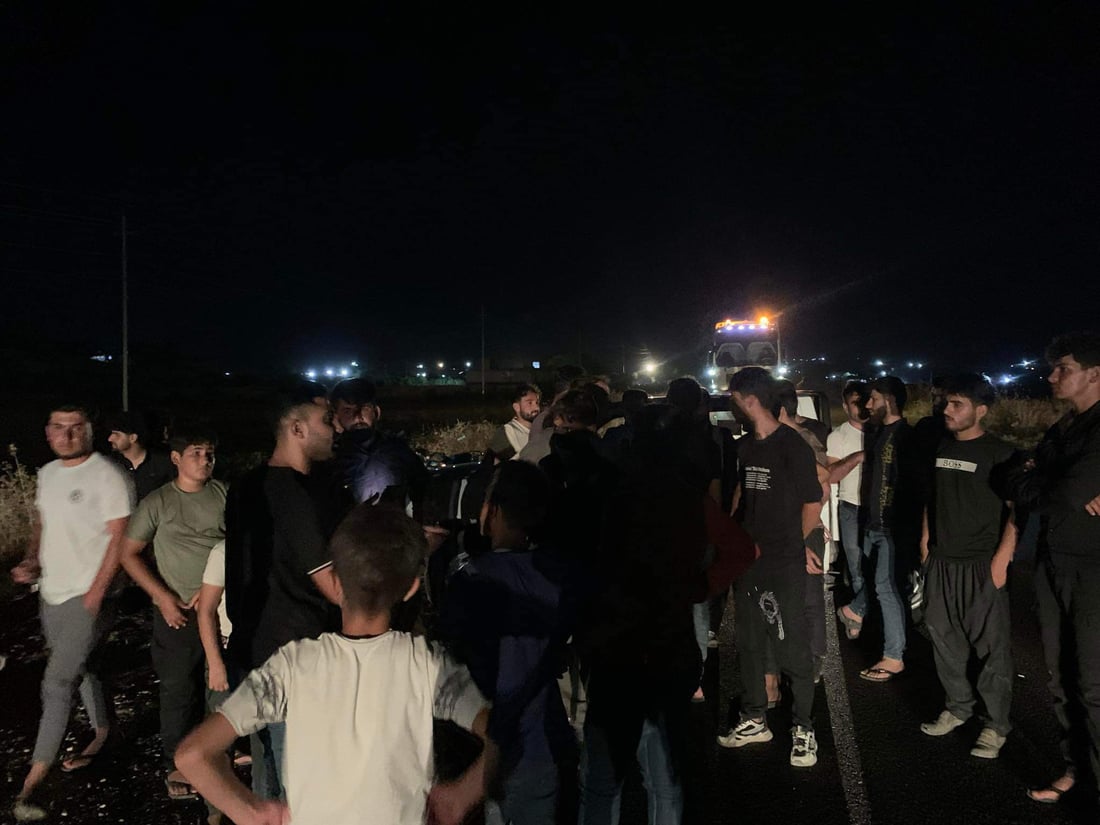 دانیشتوانى گوندێک رێگرى لە بارهەڵگرەکان دەکەن