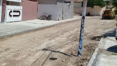 عمود كهرباء “عنيد” يوقف العمل بشارع مهم في “صلاحية” آلتون كوبري (صور)