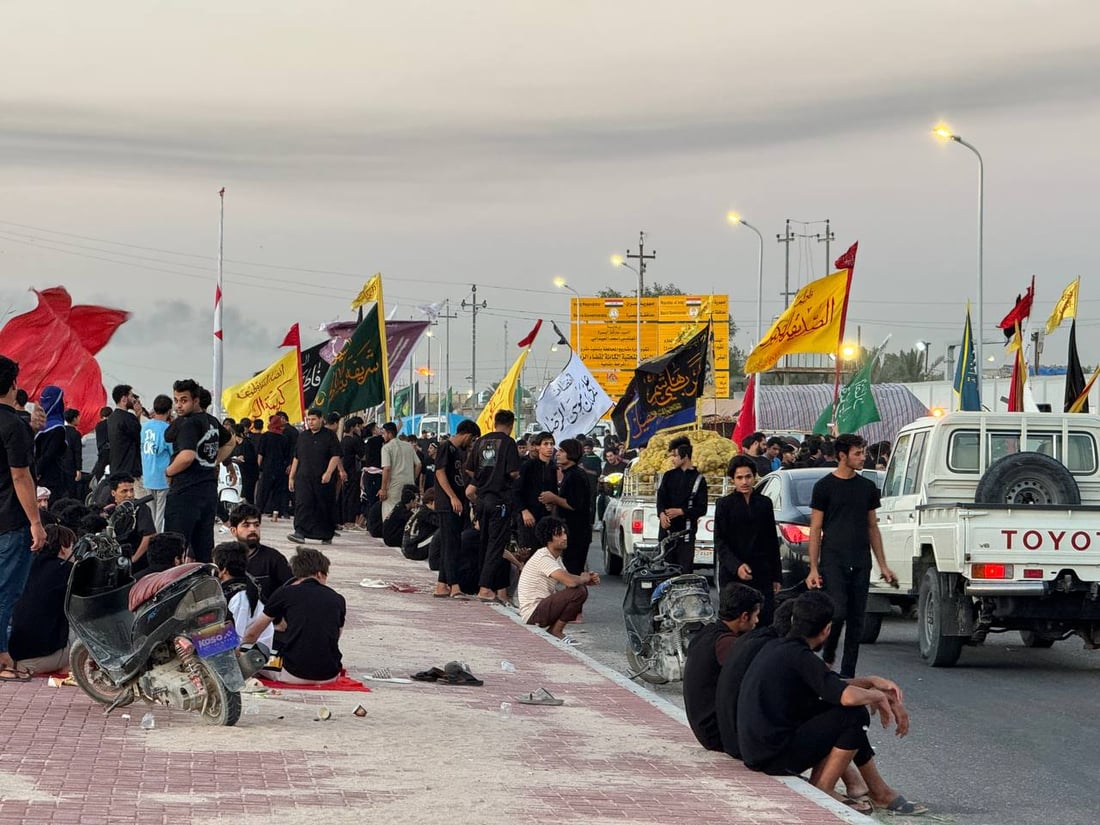 صور: خطوة الإمام علي تحيي “الدفن”.. الآلاف ساروا مع نذورهم تحت الشمس