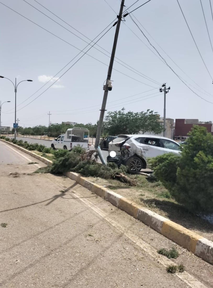 ئۆتۆمبێلێک خۆی بە عامودێکدا کێشا و چوار کەس بریندار بوون 