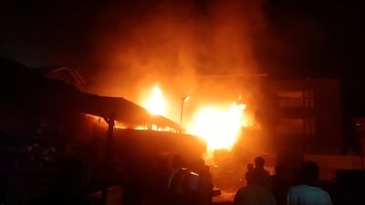 فيديو: حريق في سوق الشيوخ اندلع بمجمع للمواد الإنشائية