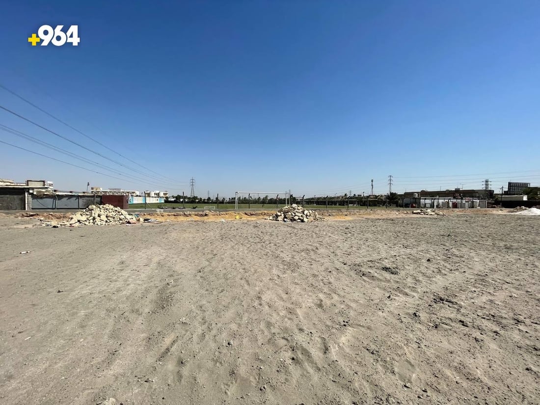 صور “قبل وبعد” لمحيط جامعة الكوفة.. شاب يحول “المزبلة” الى ملاعب ومساحات خضراء