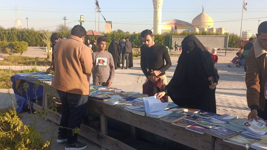 صور من أقصى العراق.. قراء الفاو يوزعون الكتب في الهواء الطلق