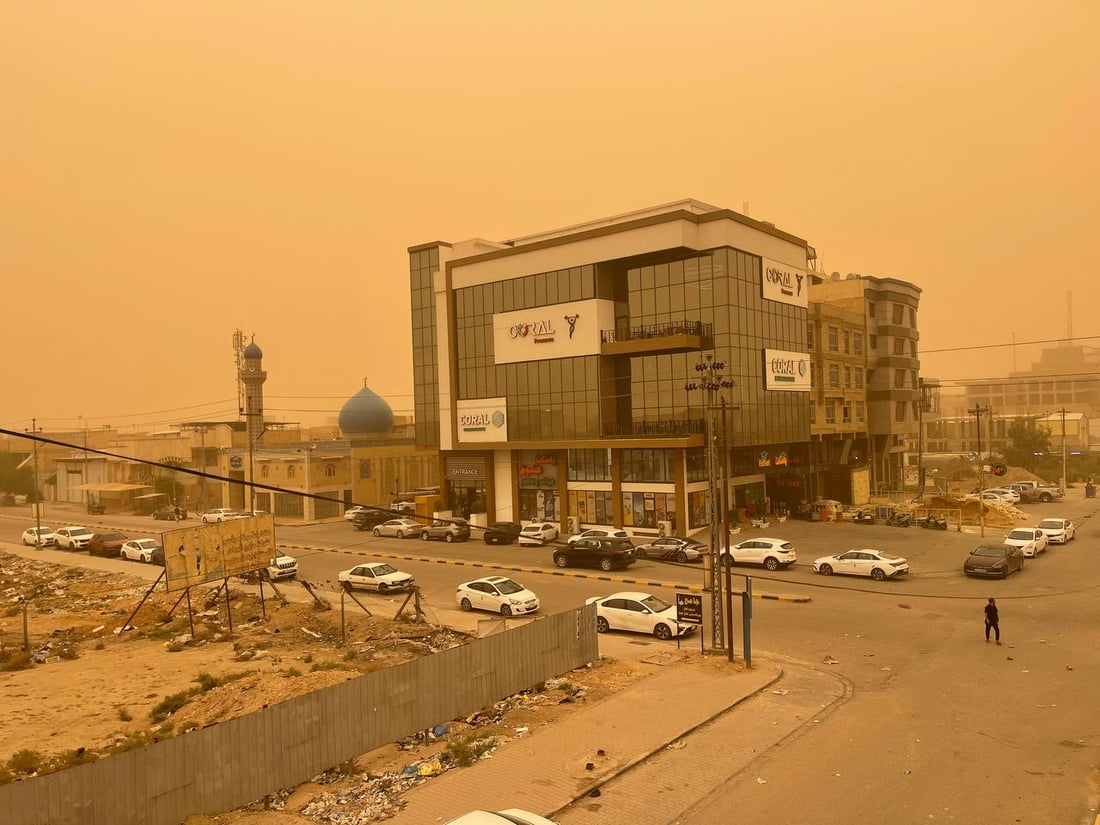 صور: عاصفة ترابية تحول سماء النجف إلى اللون الأحمر