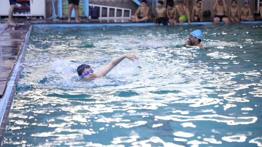 صور: 50 من أطفال الديوانية يحتفلون بإتقانهم السباحة.. “دولفين وكرول” وحركات أخرى