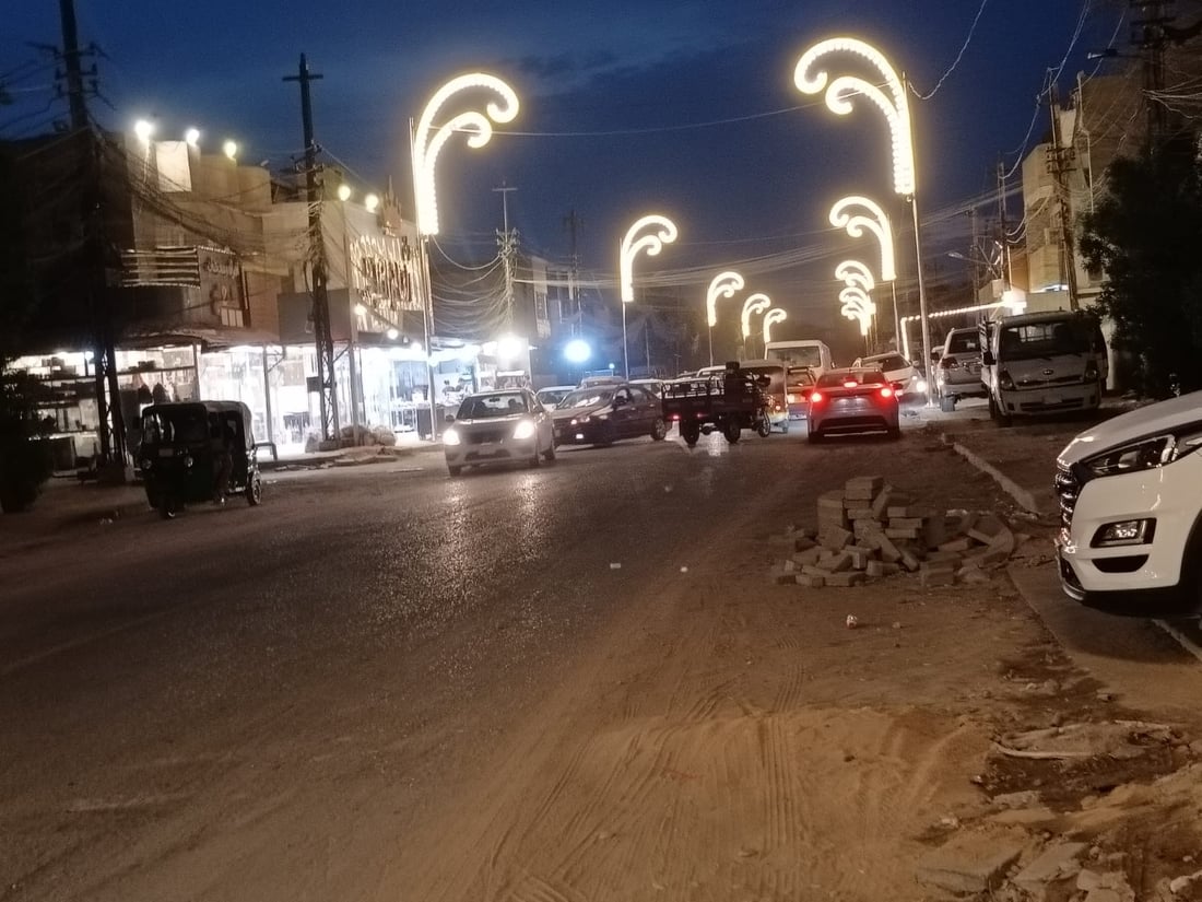 صور: مدخل الأمين “منور” بعد نصب أعمدة حديثة على جانبي شارع الجمهورية