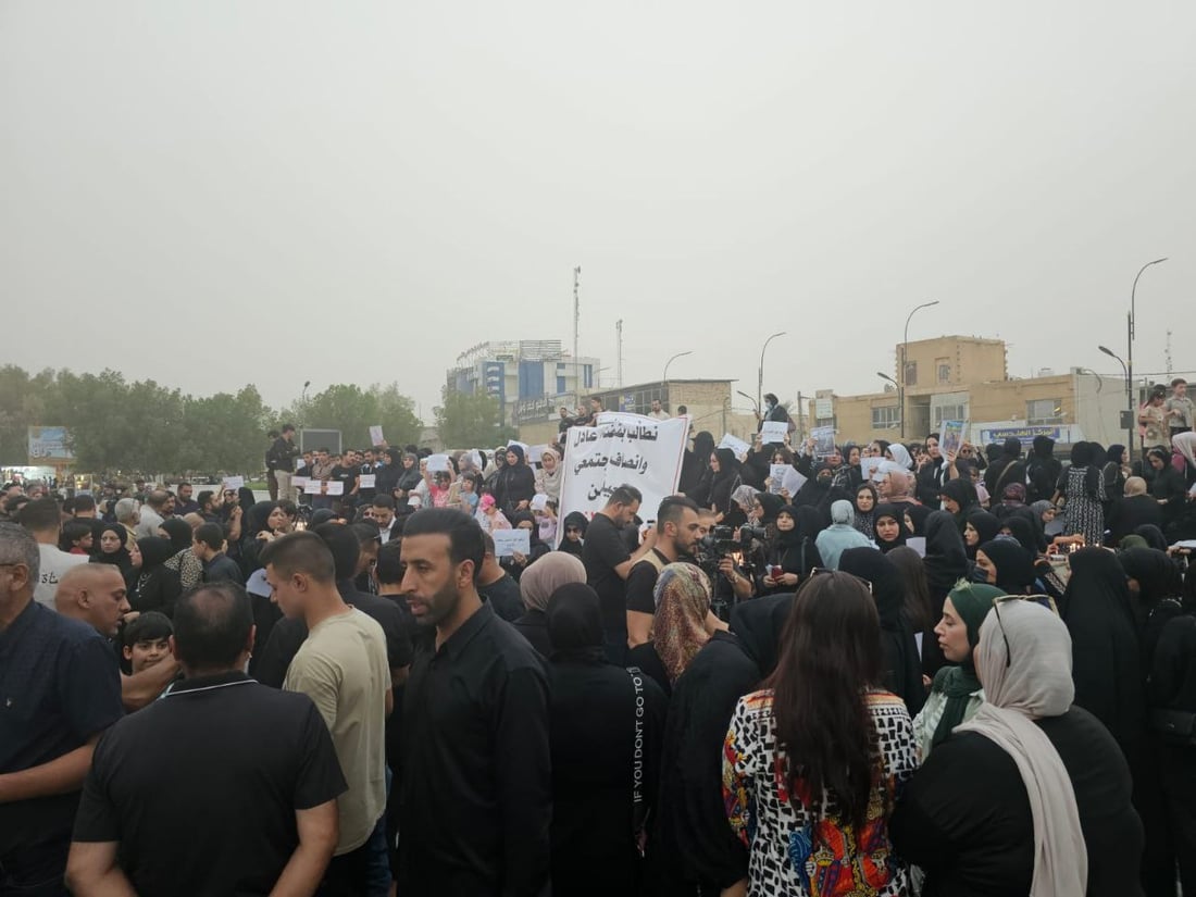 صور: نساء الحلة يطالبن بتحقيق نزيه في وفاة الطبيبة بان