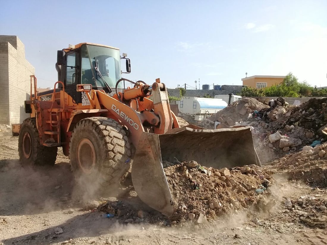 صور: بلدية آلتون كوبري تبحث عن “قلاب مجهول” قطع طريق الشاطئ والملاعب