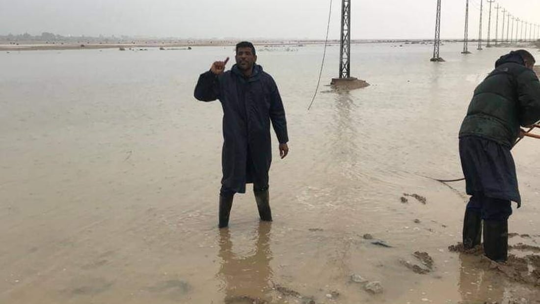 تحت الأمطار.. عدسة 964 ترصد عملا بطوليا لفريق كهربائي في الفاو