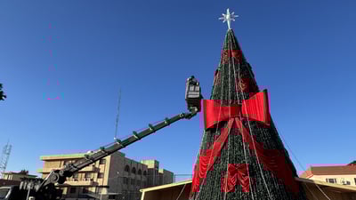 صور: صانع “كوشات الأعراس” أضاء الحمدانية بشجرة “كرسمس” ارتفاعها 14 متراً