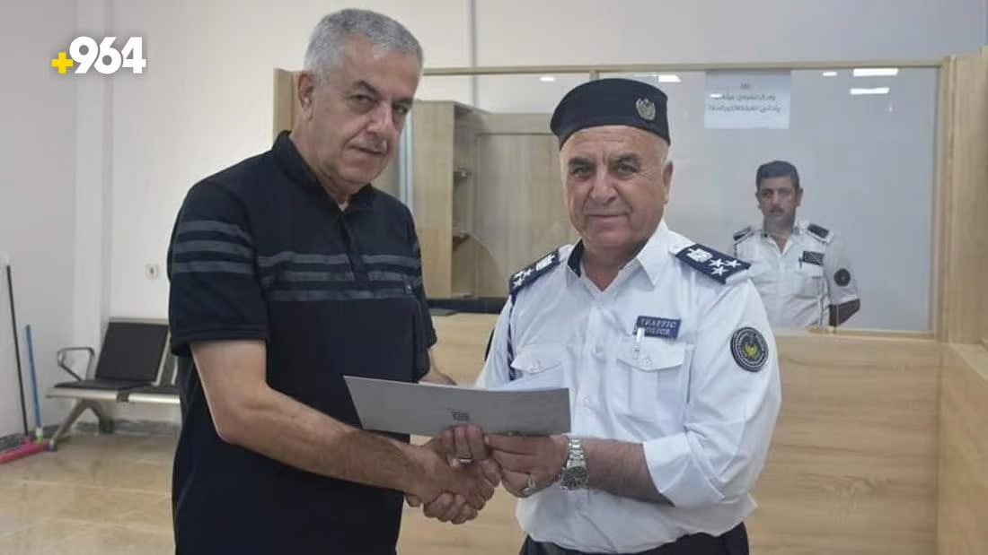 Halabja traffic directorate issues first international driving license to city resident