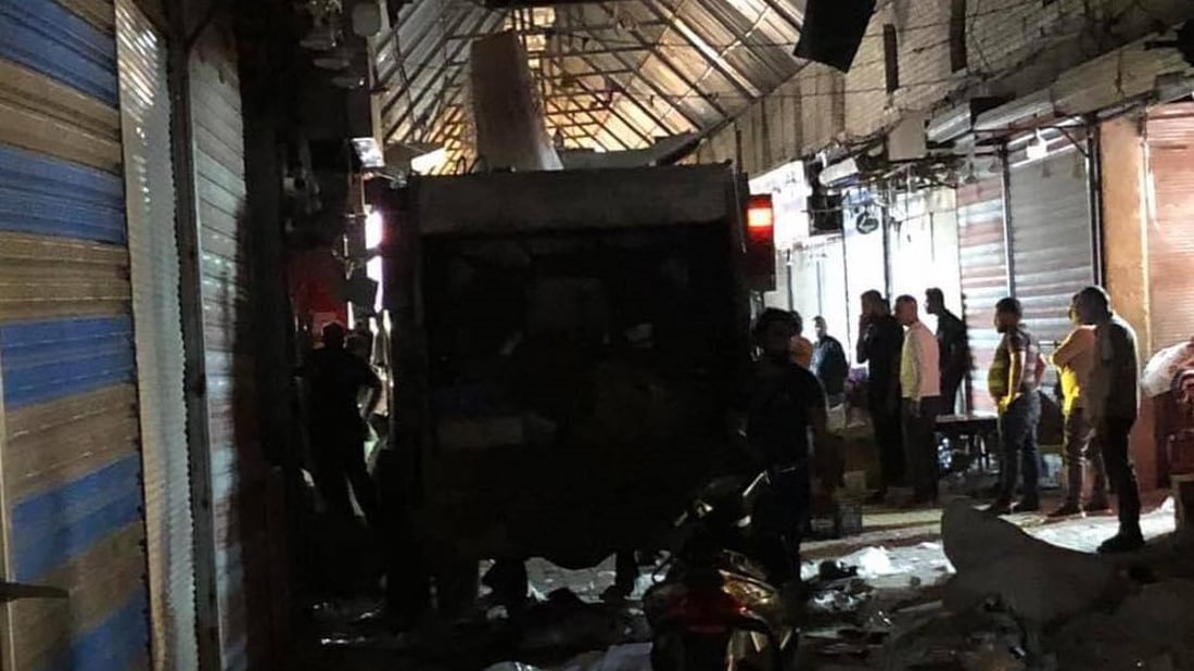 الكوت: عامل بلدية يقتحم بسطيات السوق المسقف بكابسة نفايات ويدهس سيدة
