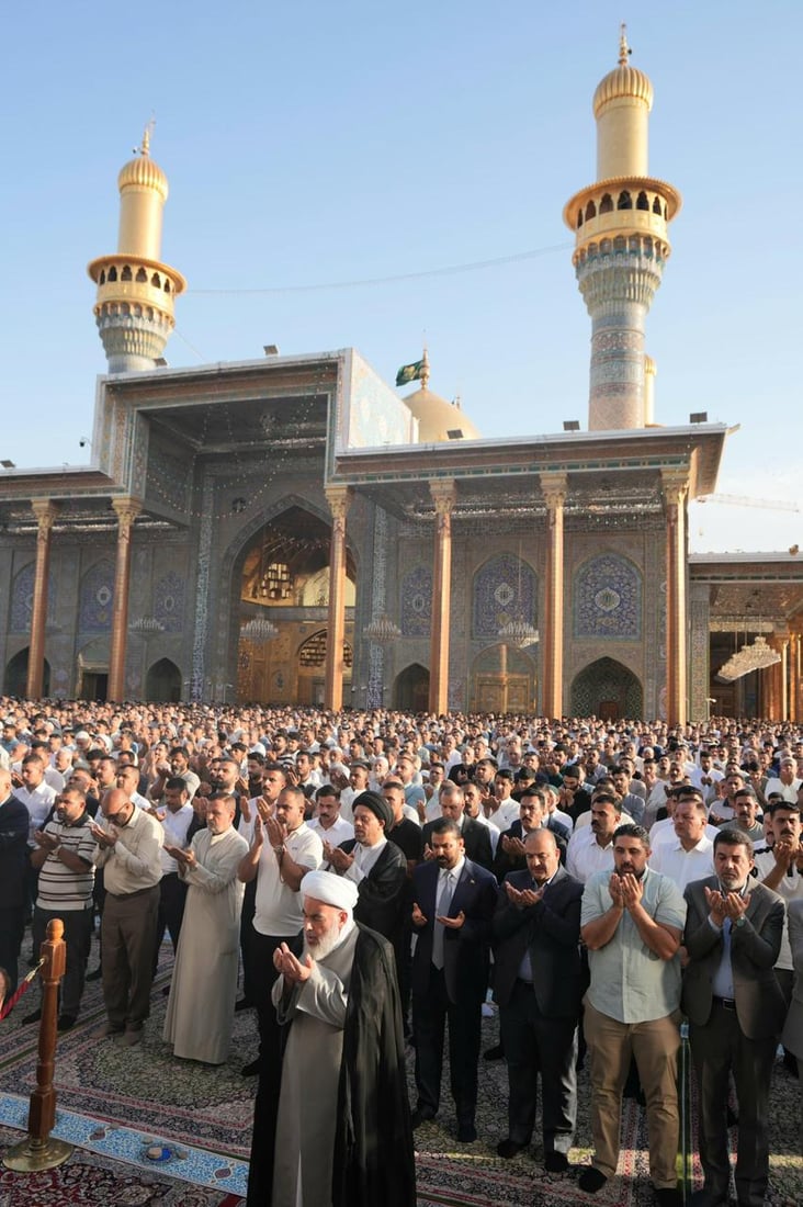 صور: رئيس الوزراء يؤدي صلاة عيد الأضحى في الصحن الكاظمي ببغداد