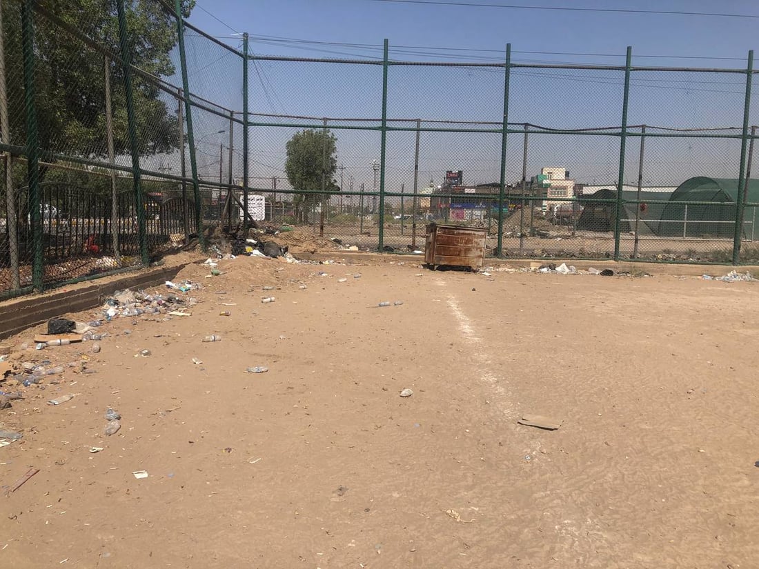 صور من ملعب “أبو دشير”: الشبان يجازفون على “أرضية متحجرة” ولا بديل