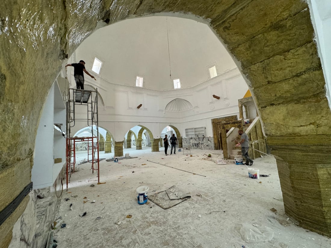 صور: مسجد كويسنجق يكتسي باللون الأبيض.. متبرعون تكفلوا بطلاء المبنى التاريخي