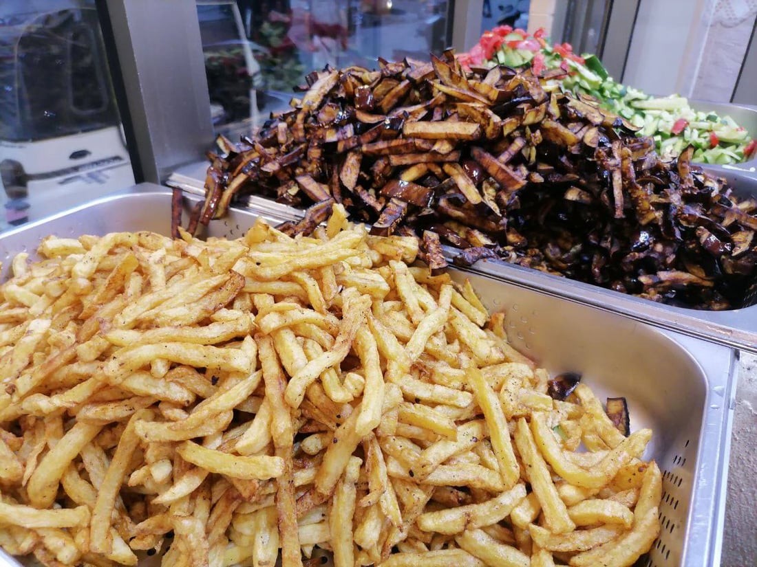 صور: كافتيريا أموني في هيت توسعت إلى 3 محلات وباتت الأشهر