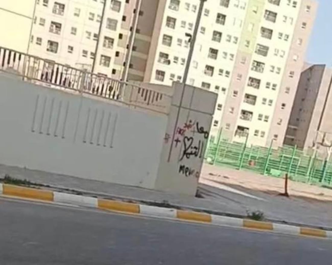 تنبيه صارم لوقف “التخريب”.. غسل وتصليح سيارات في مداخل شقق بسماية! (صور)