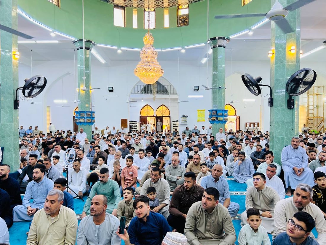 شيد في الثلاثينات.. المئات تجمعوا في أقدم مساجد هيت لأداء صلاة العيد (صور)