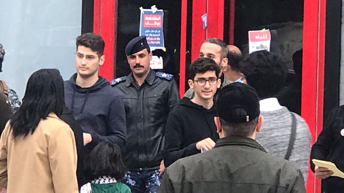 فيديو: المطاعم الأمريكية في بغداد محاطة برجال الأمن خلال مظاهرة احتجاجية