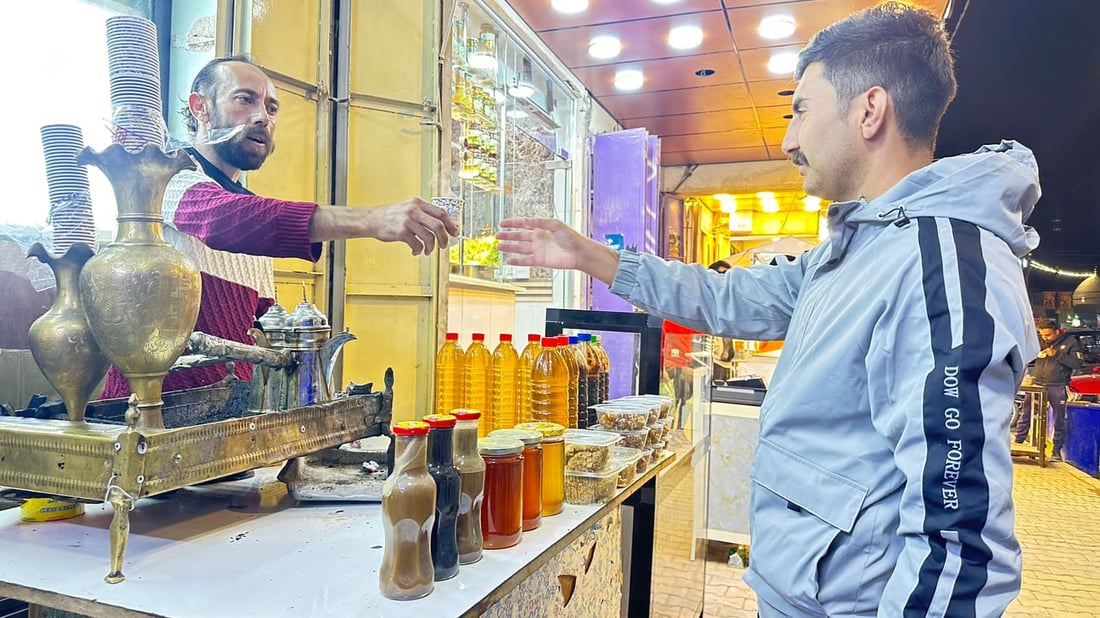 من سوق القائم البعيدة.. تشكيلة الشتاء عند العگيد قهوةٌ جكليتية وعسل وخل